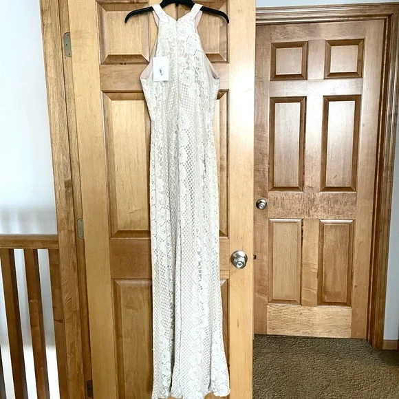 Gorgeous lace formal gown size 6 - Picture 3 of 8